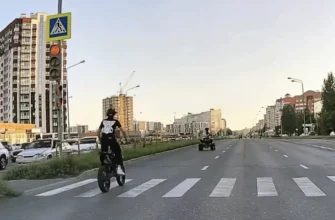 парень едет на питбайке на красный свет