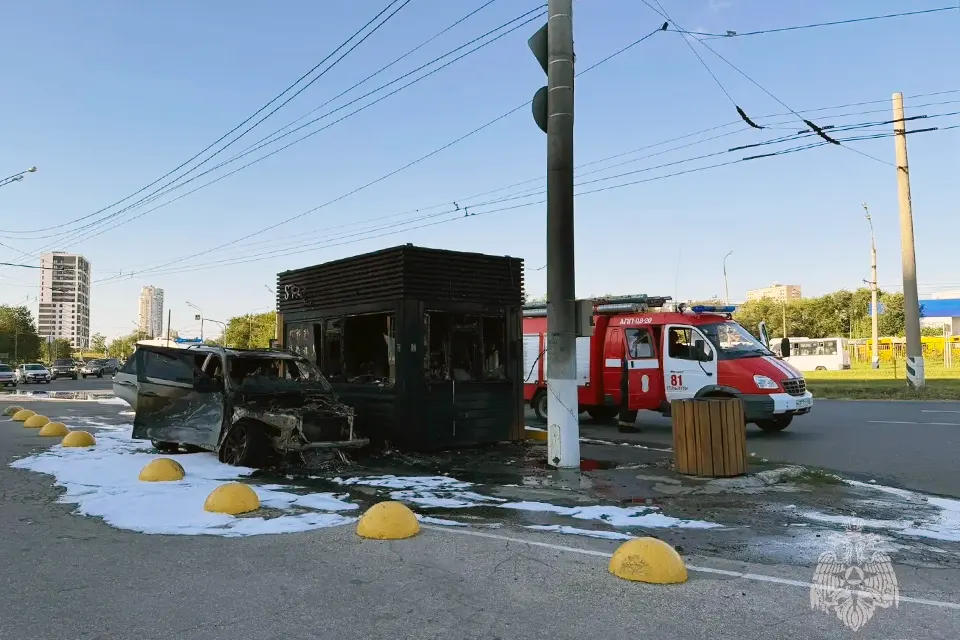 пожар машина павильон автокофейня спортивная машина и автокофейня после пожара