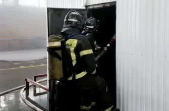 пожарные тушат возгорание в помещении