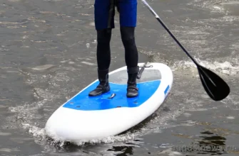 мужчина плывет на сапе sup