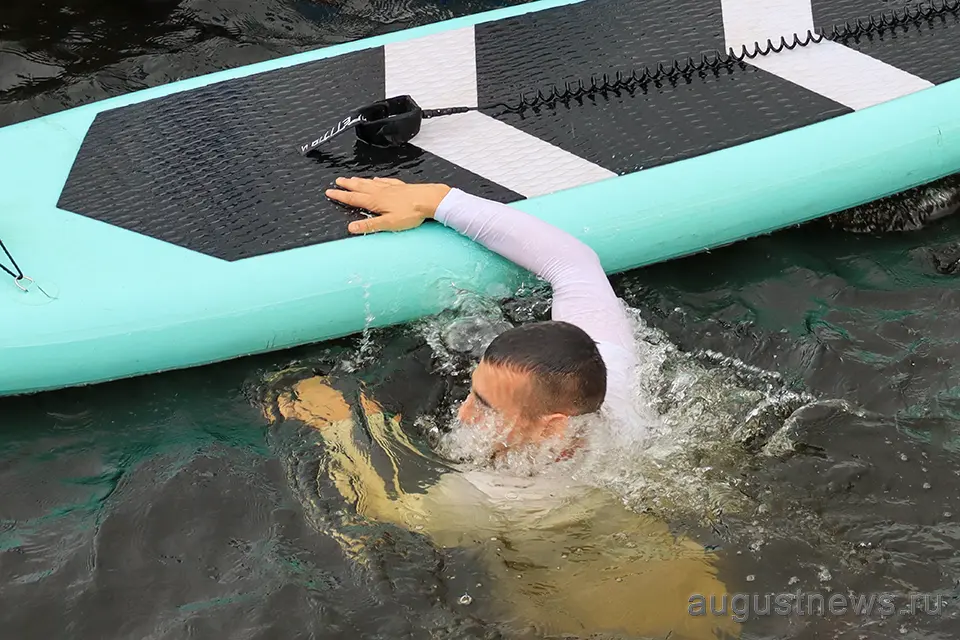 парень у пал с сапборда в оду