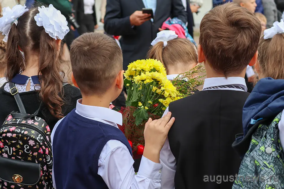 ученики пришли 1 сентября в школу
