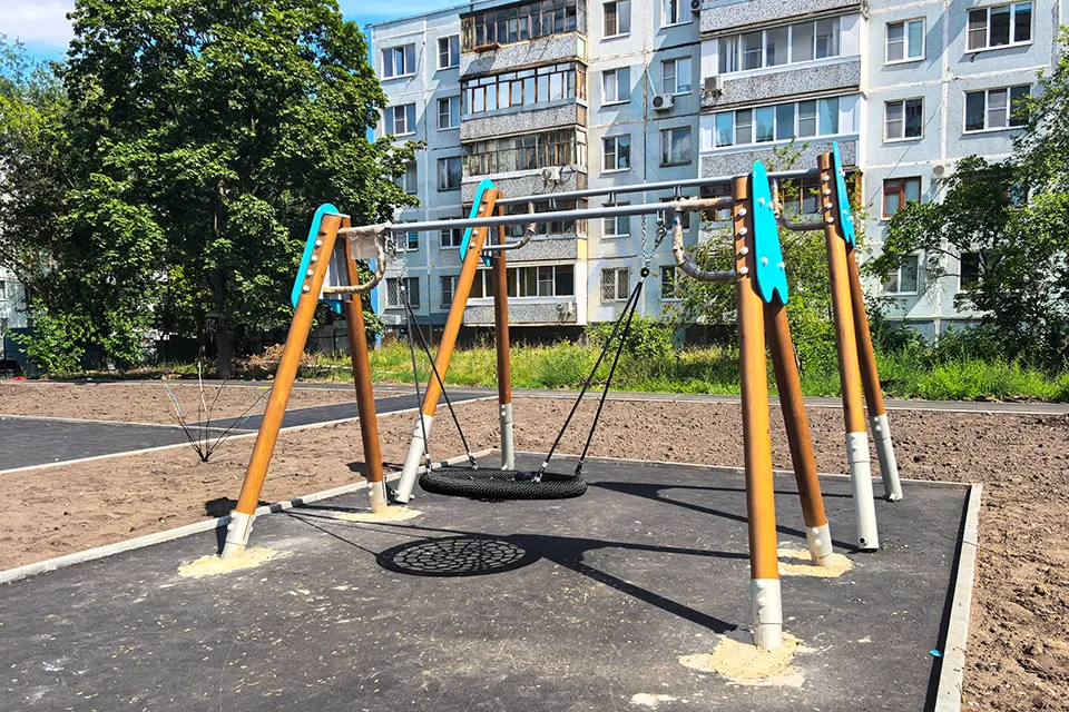качели в сквере на бульваре Туполева