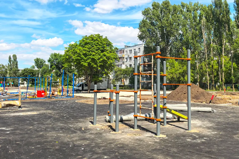 устройство спортивной площадки в сквере на бульваре Туполева