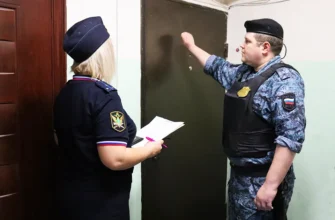 судебный пристав стучит в дверь квартиры