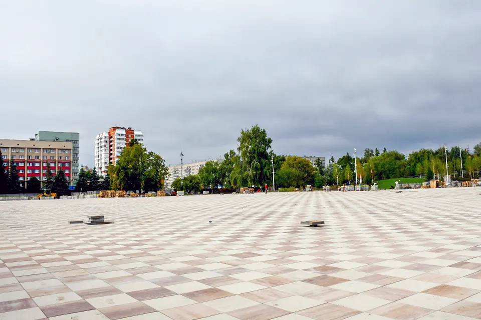 укладка новой плитки на Центральной площади