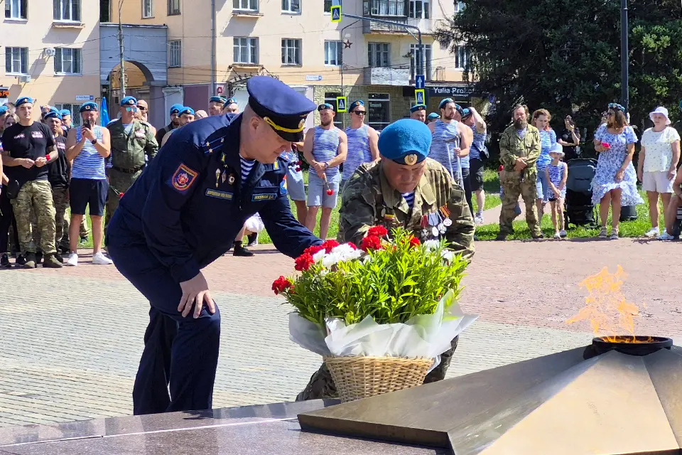 возложение цветов к Вечному Огню