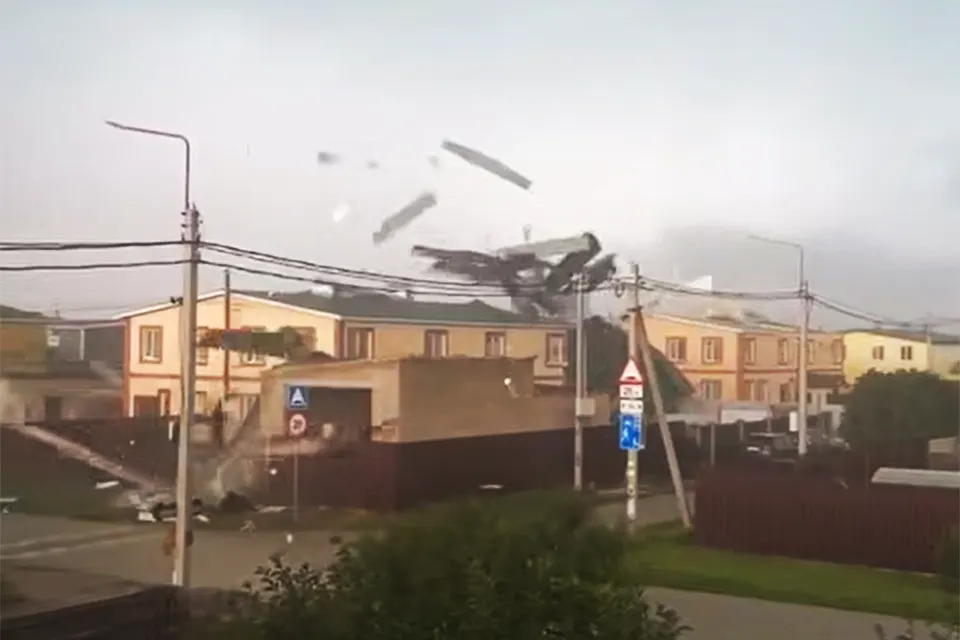 ветер сносит кровлю с домов